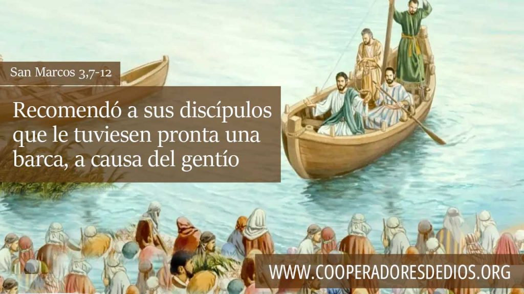 Jesús entre la multitud en una barca